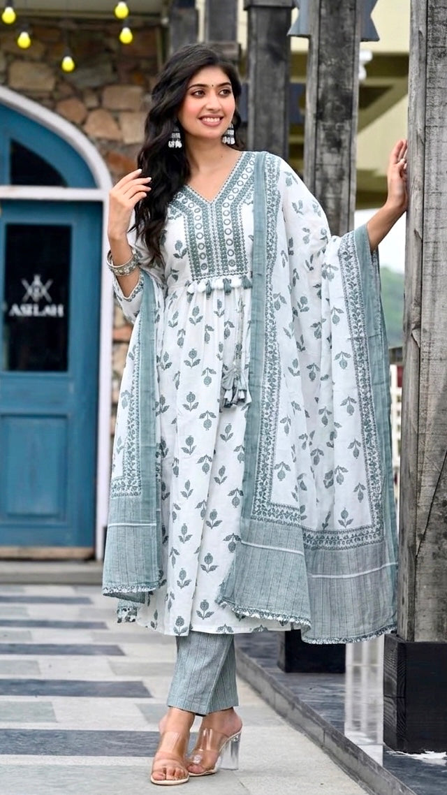 Classic mint tassel set