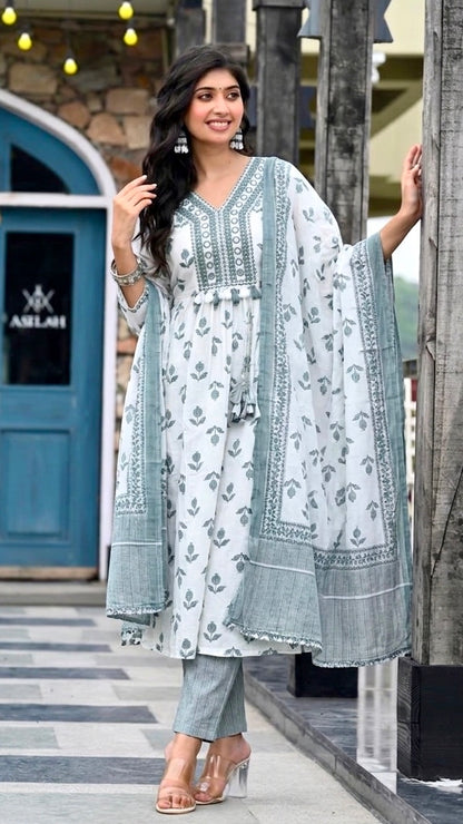 Classic mint tassel set